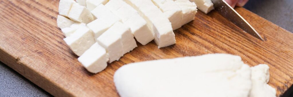 How to identify fake paneer by checking texture color and cutting pattern on a wooden board